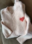НАМАЛЕН - Нов пухкав пуловер бутик Vision с брошка, снимка 6