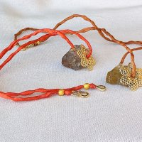 Коприна, злато и естествен кристал, снимка 2 - Колиета, медальони, синджири - 40150943