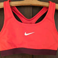 Спортно бюстие Nike, снимка 1 - Корсети, бюстиета, топове - 44602515