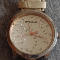 Фешън дамски часовник BVLGARI QUARTZ  с кристали Сваровски кожена каишка много красив стилен - 21766, снимка 1 - Дамски - 36245252