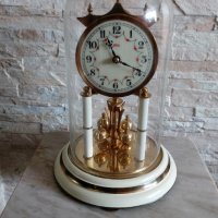 Настолен годишен механичен часовник, снимка 1 - Антикварни и старинни предмети - 40577375