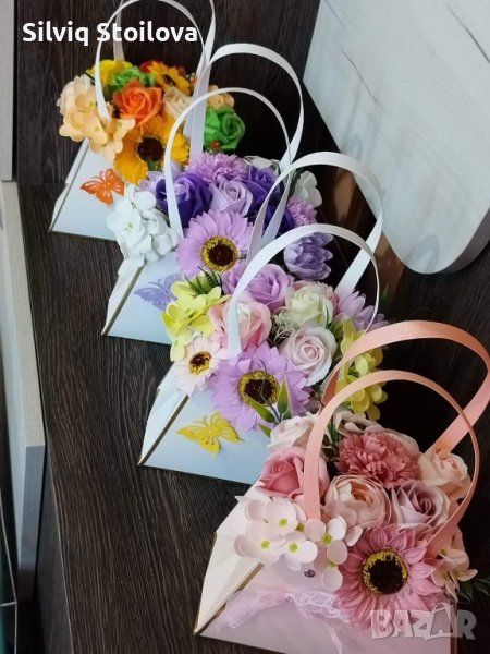 Невероятни свежи чанти👜 със сапунени цветя подходящи за учители и за вашите специални поводи🌸🍀🌸 , снимка 1