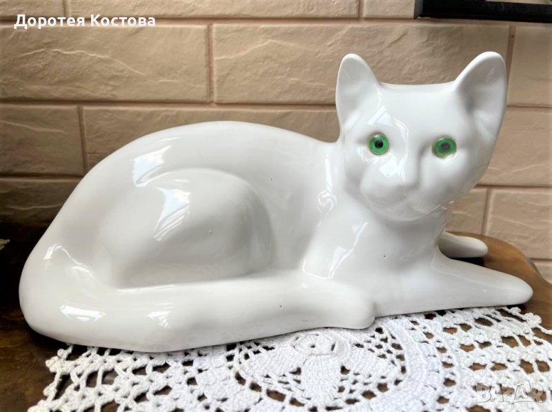 Голяма бяла порцеланова котка със зелени очи, снимка 1