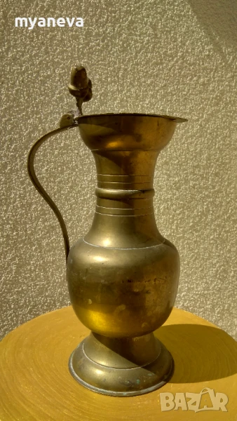 Масивна , метална кана с капак, декориран с лешници. , снимка 1