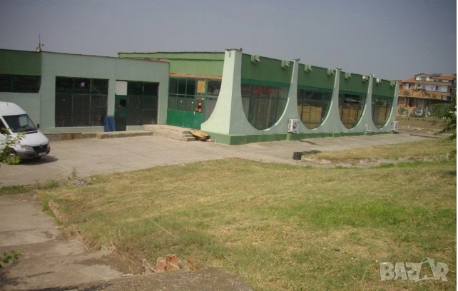 Отдавам търговско помещение от 180кв.м в Ахелой на търговската улица към плажа с височина 4,60м., снимка 1