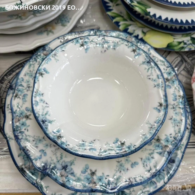 Порцеланов сервиз за хранене  с нежен релефен орнамент - 24 части, снимка 1