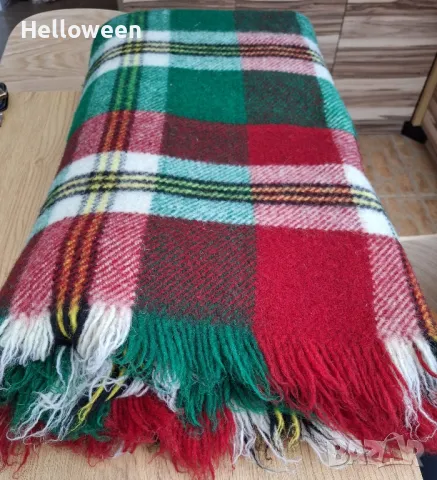 Нови ръчно тъкани черги, килими и покривала за легла.