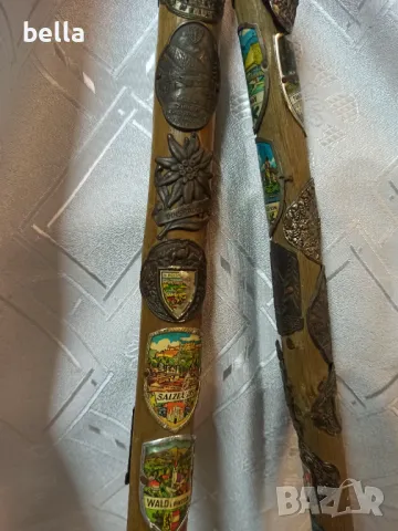 2 тиролски бастуна -и двата бастуна са почти пълни с типичните знаци ,значки ., снимка 11 - Други ценни предмети - 49646977