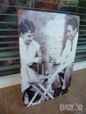 Метална табела Филм Грегъри Пек Одри Хепбърн играят карти романтика класика, снимка 2 - Декорация за дома - 51149830