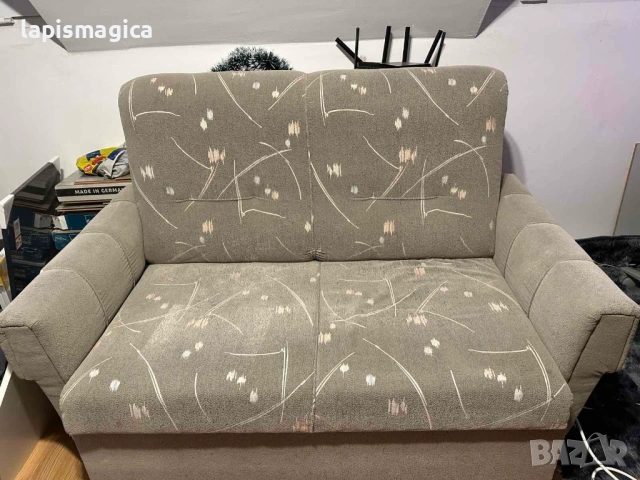 Продавам малък двуместен диван