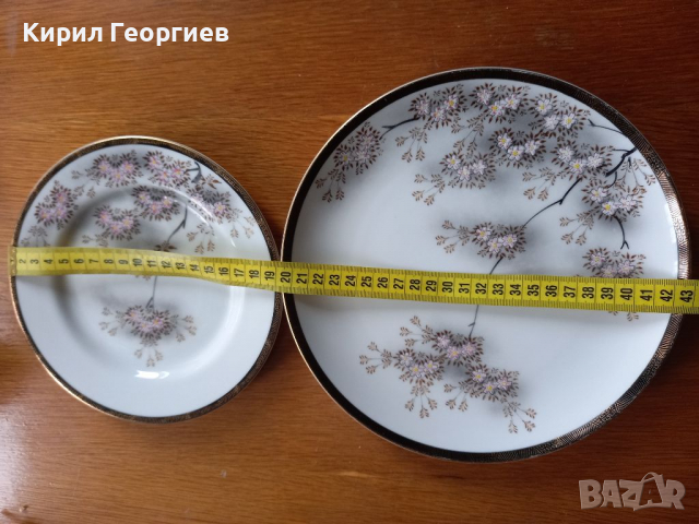 Красиви порцеланови чинии  със златен кант и флорални мотиви 