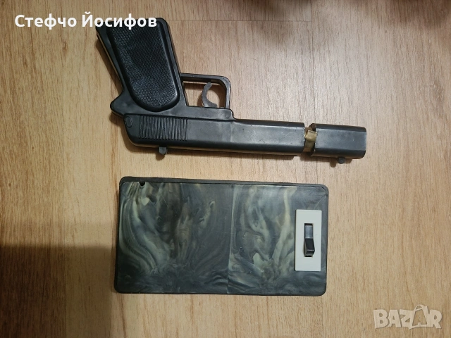 Стари играчки пистолет и сметало , снимка 2 - Антикварни и старинни предмети - 53125496