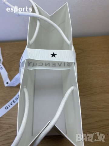 Автентична бутикова Givenchy подаръчна торба 25x22cm, снимка 4 - Други - 42057455