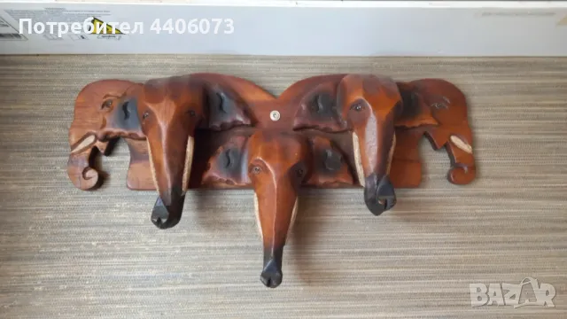 Продавам дървена закачалка слончета