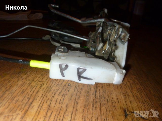 Брава на предна дясна  врата за Peugeot 107, снимка 3 - Части - 38592660