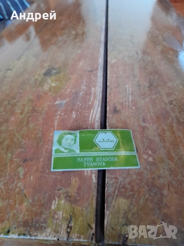 Стар метален бадж