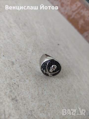 Сребърен пръстен с камъни череп и кости