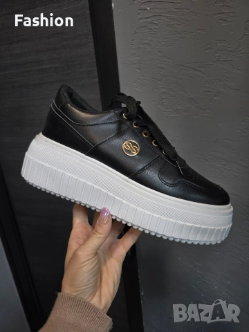 Нови жестоки дамски черни кожени сникърси / маратонки.