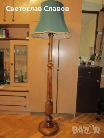 Висок лампион със стойка от стругован и фрезован орех с красива зелена шапка