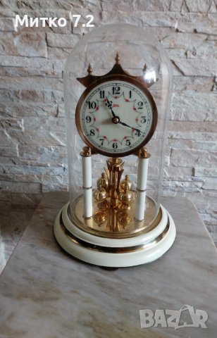 Настолен годишен механичен часовник