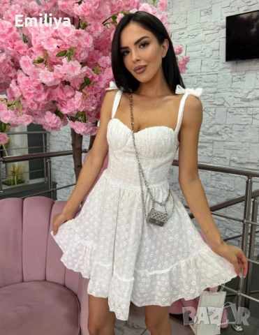 Бяла рокля с връзки на гърба