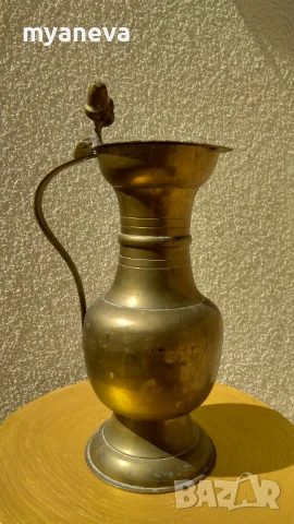 Масивна , метална кана с капак, декориран с лешници. 