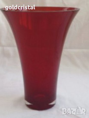 червена стъклена ваза 