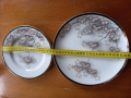 Красиви порцеланови чинии  със златен кант и флорални мотиви , снимка 1 - Чинии - 36408300