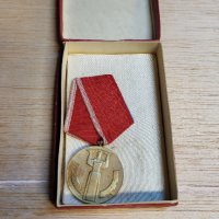Юбилеен медал 25 години народна власт с кутия, снимка 2 - Антикварни и старинни предмети - 41973975