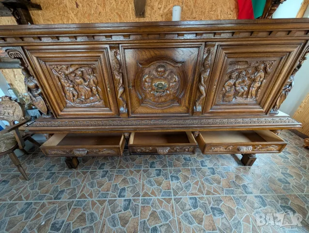 Антикварен дъбов масивен бюфет в стил Неоренесанс