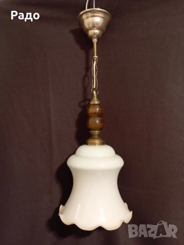 Красив полилей с голям бял стъклен абажур