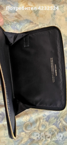 Чисто нов!!Страхотен черен елегантен  лачен клъч за Всяка дама.Със златист метален  Обков! , снимка 4 - Чанти - 52116271