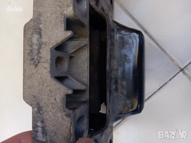 Тампон двигател голф 5, снимка 3 - Части - 53810261