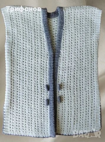 Продавам чисто ново вълнено дамско ръчно плетено елече