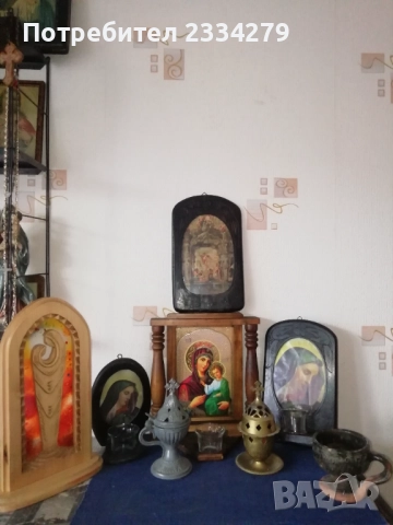 Стари кандила и иконостаси дървени, метални, глинени от различни времена. 