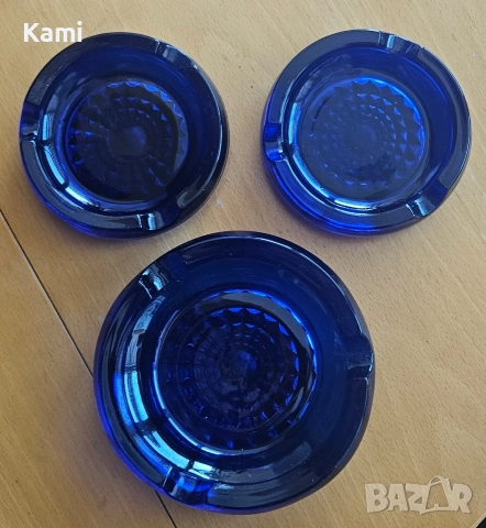 Три пепелника в синьо 