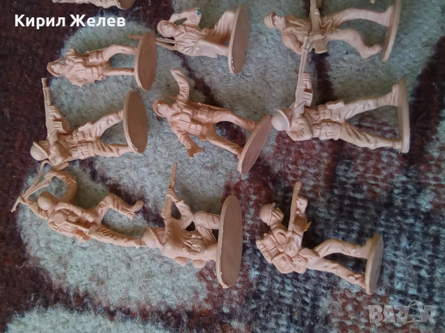 Войници пластмасови 12 броя 51728, снимка 7 - Колекции - 52105205