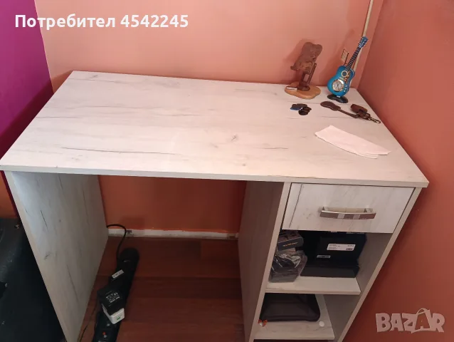 Бюро с два рафта и издърпващ се шкаф