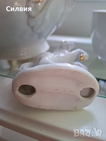 Красиво бяло конче. Порцелан със златен декор. , снимка 7 - Антикварни и старинни предмети - 52500982