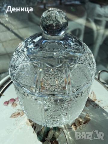 Бохемска кристална бонбониера Страхотна изработка, с много богата гравюра, която почти я покрива , снимка 10 - Аксесоари за кухня - 53117083