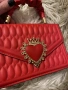 Червена чантичка със златен елемент, снимка 3