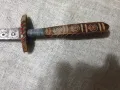 Старинен ритуален кинжал.Дръжка от екзотична дървесина и извито острие с орнаменти, снимка 3