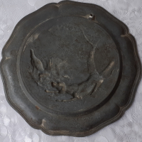 Релефна чиния с ловна сцена, стара, метал цинк куче пъдпъдък, снимка 2 - Пана - 35978044