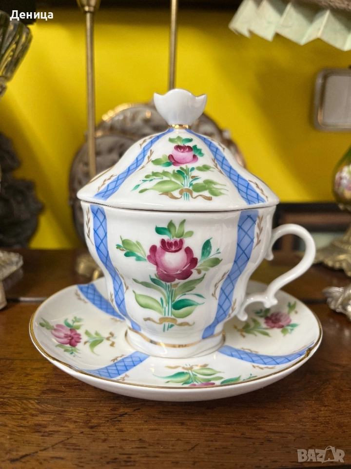 ЛФЗ червен печат Богато  украсена чаша за чай с чинийка и капак. Ръчно рисувани мотиви , снимка 1