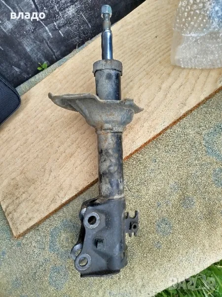 преден ляв амортисьор от тойота ярис, снимка 1