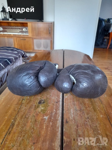 Стари боксови ръкавици