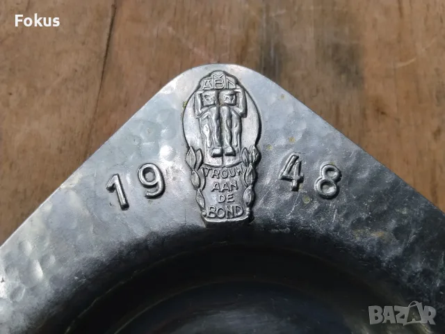 Стар метален пепелник от неръждавейка с маркировки, снимка 3 - Антикварни и старинни предмети - 55792134