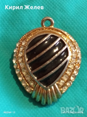 ЗЛАТИСТ МЕДАЛЬОН със ЧЕРНА ЕМАЙЛИРАНА ВЛОЖКА и КРИСТАЛИ 52169