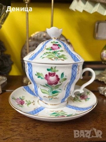 ЛФЗ червен печат Богато  украсена чаша за чай с чинийка и капак. Ръчно рисувани мотиви 