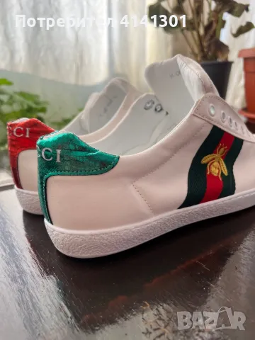 Чисто нови бели кецове 